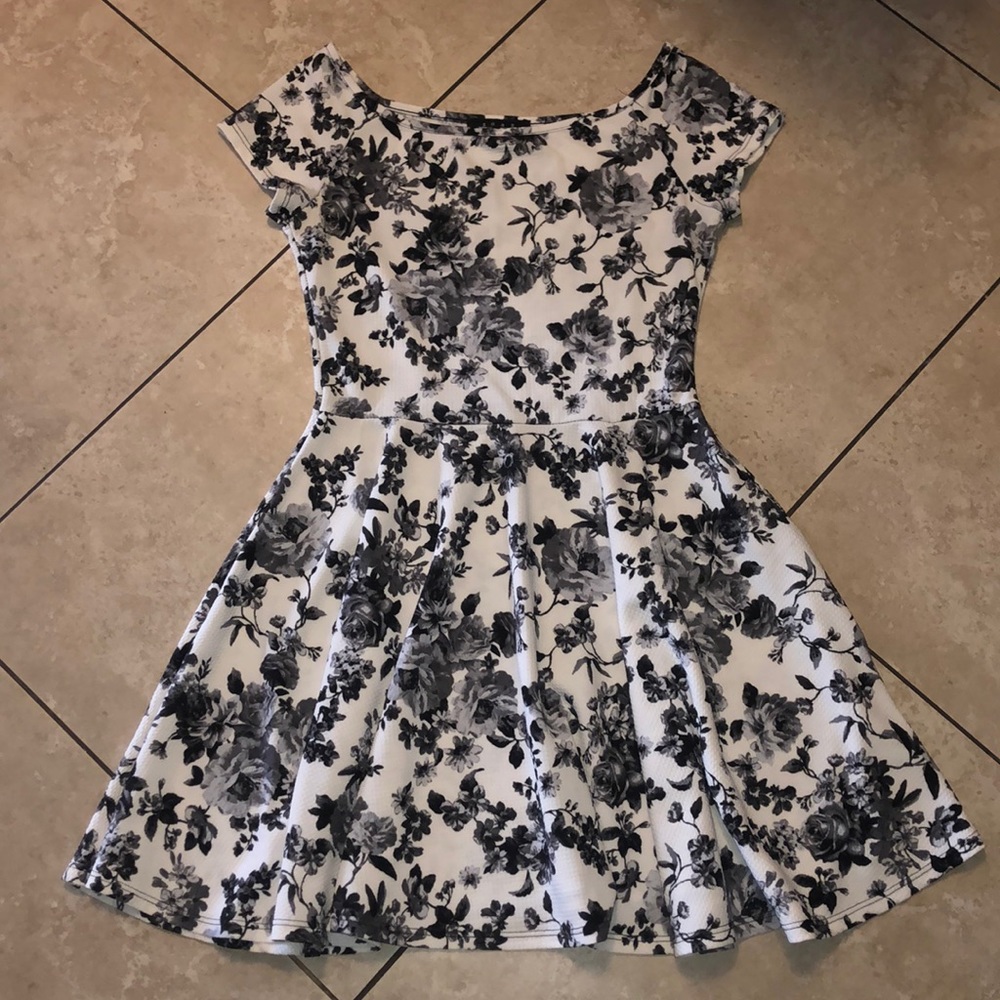 COPY - SNAP Black & White Floral dress
